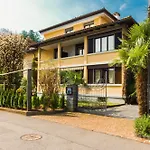 Siesta, Park & Pool Living