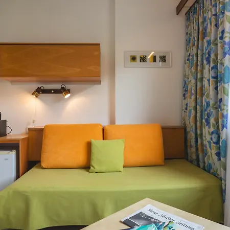 Siesta, Park & Pool Living
