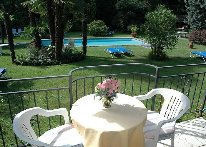 Siesta, Park & Pool Living