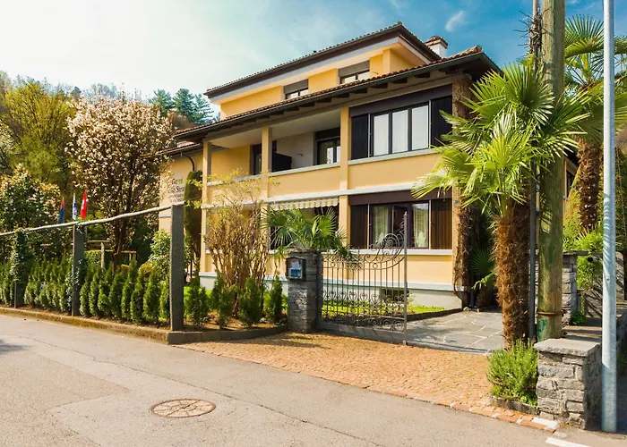 Siesta, Park & Pool Living