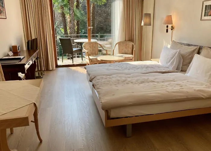 Siesta, Park & Pool Living